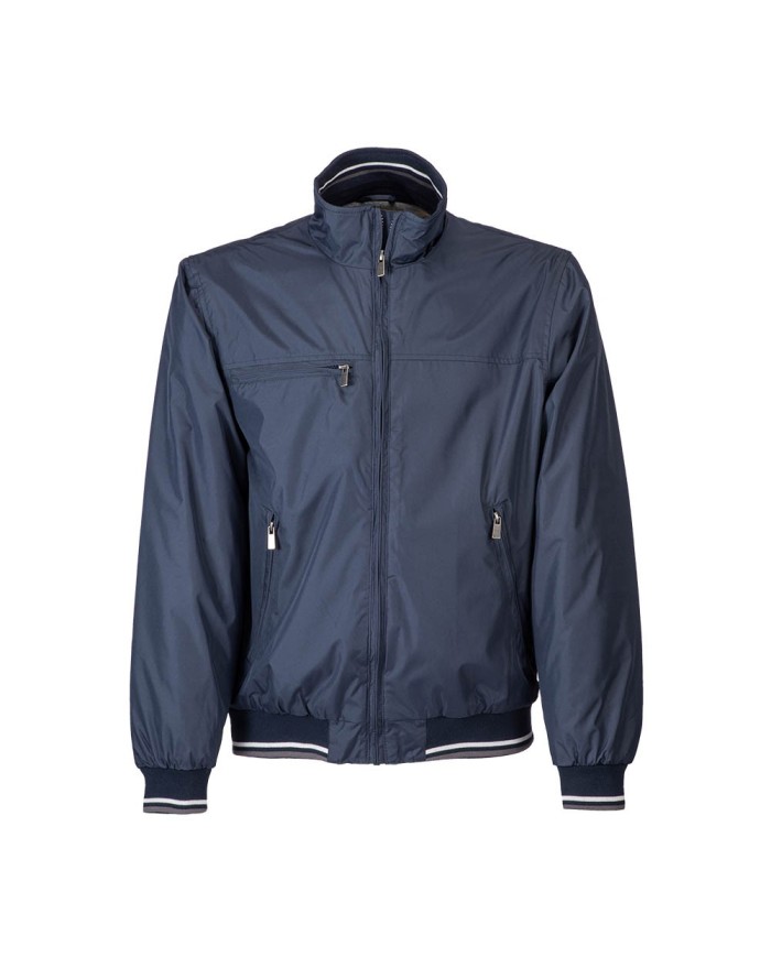 Giubbotto in poliestere foderato internamente in polar, con 5 tasche e banda catarifrangente sul dorso colore blu Tg.S-XXL